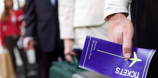 Có nên đặt vé máy bay thông qua đại lý hay tự mua qua mạng?