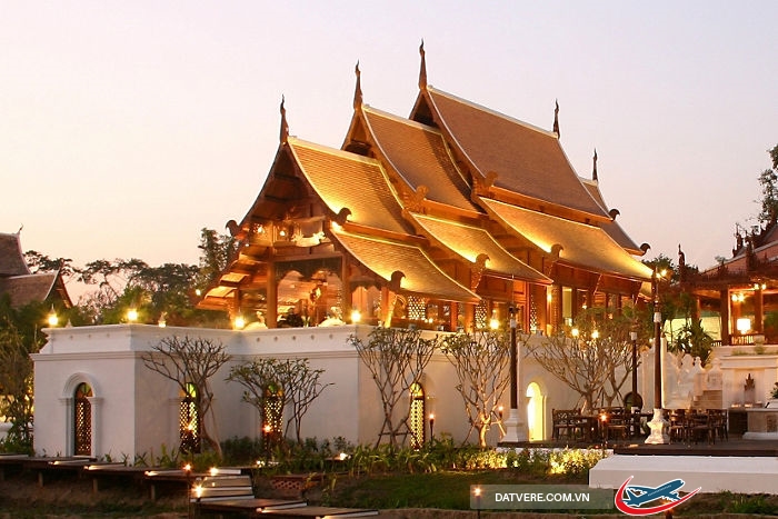Chùa Chiang Mai về chiều tối rực sáng ánh đèn