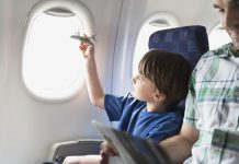 Vì sao không được đóng màn che cửa sổ máy bay khi cất cánh và hạ cánh?