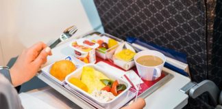 Các món ăn trên máy bay có gì đặc biệt? Bí quyết chọn món ăn ngon và an toàn khi bay