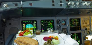 Vì sao suất ăn của phi công không giống với suất ăn của hành khách? Vì sao suất ăn của phi công không giống với suất ăn của hành khách?