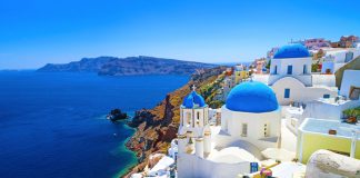 Tháng 10 nên đi du lịch ở đâu trong nước và quốc tế? Đắm chìm trong vẻ đẹp của Santorini tại Hy Lạp