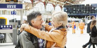 Người cao tuổi khi đi máy bay cần mang theo giấy tờ gì? Người cao tuổi khi đi máy bay cần mang theo giấy tờ gì?
