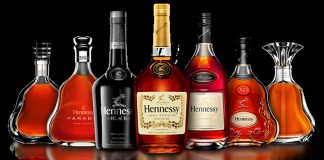 Có được mang rượu lên máy bay không? Quy định mang rượu lên máy bay