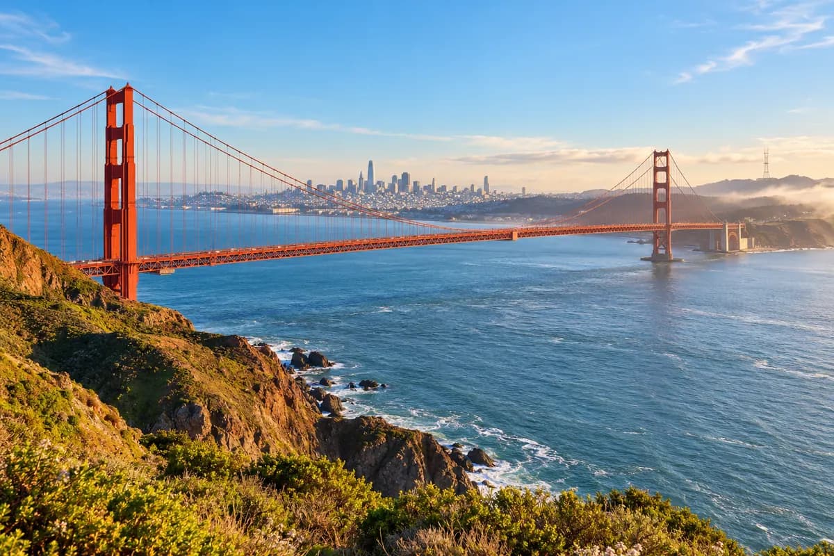 Cầu Cổng Vàng bắc qua vịnh San Francisco vào buổi sáng